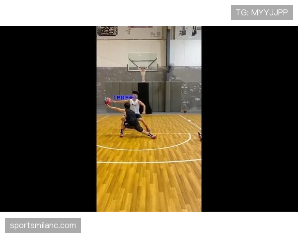 篮球翻腕违例规则解析：哪些动作会被判定为违例？